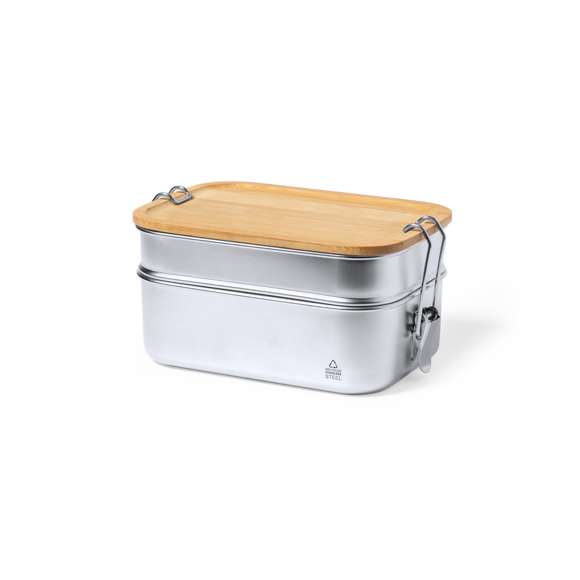  	Fiambrera de 940 ml de capacidad, fabricada en acero inox reciclado. Dos compartimentos de 340 ml y 600 ml, con tapa hermética en bambú y cierres de seguridad  con distintivo acero inox reciclado. Presentada en caja individual de diseño. 	 	El acero es uno de los materiales más demandados y que puede encontrarse casi en todas partes, desde productos de uso diario a grandes construcciones. Con innumerables propiedades, entre las que cabe destacar la durabilidad y su alto grado de reutilización, convirtiéndolo en una alternativa muy valorada en soluciones de sostenibilidad. Debidamente tratado, permite obtener nuevos recursos de infinita utilización.