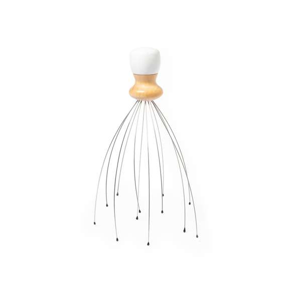 Set de masaje fabricado en madera natural. Contenido: Masajeador con mango en madera natural y patas metálicas, con suaves terminaciones de goma y efecto más que relajante.Masajeador cilindro para pies.Masajeador para espalda con 3 patas.Masajeador con multitud de puntos de masaje.Bolsa a juego, con cierre de cordón y bola de ajuste. Presentación en caja individual de diseño kraft.