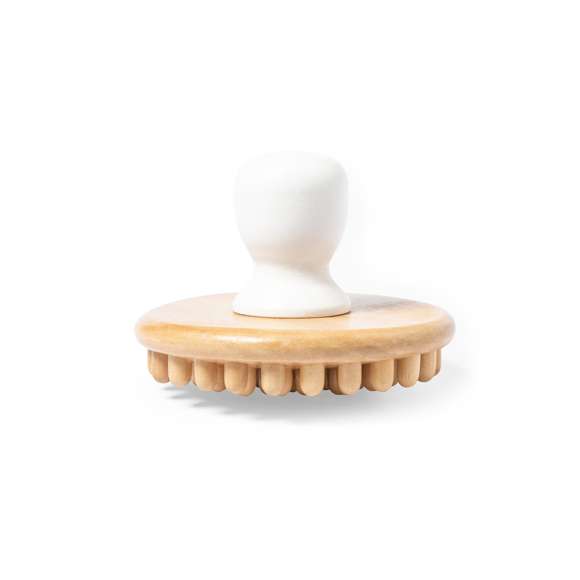 Set de masaje fabricado en madera natural. Contenido: Masajeador con mango en madera natural y patas metálicas, con suaves terminaciones de goma y efecto más que relajante.Masajeador cilindro para pies.Masajeador para espalda con 3 patas.Masajeador con multitud de puntos de masaje.Bolsa a juego, con cierre de cordón y bola de ajuste. Presentación en caja individual de diseño kraft.