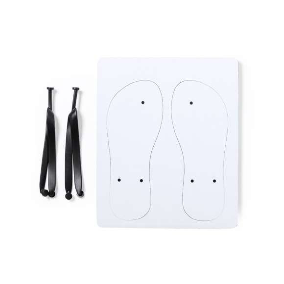 Par de chanclas con suela 100% personalizable y especialmente diseñadas para marcaje en sublimación. Con resistente suela de EVA, tiras de PVC en color negro y disponibles en dos tallas: 36-38 y 42-44. Set compuesto de plancha de EVA troquelada para personalización, con tiras aparte para fácil montaje después de marcar.