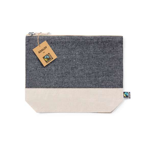  	Neceser de línea nature, fabricado en algodón 100%. Con certificación Fairtrade (Comercio Justo), un sistema comercial solidario y alternativo al convencional que persigue el desarrollo de los pueblos y la lucha contra la pobreza. Compartimento principal con cierre de cremallera y tirador a juego, con base en tono natural y parte frontal superior disponible en tonos negro y natural. Incluida etiqueta Fairtrade y hangtag distintivo en cartón reciclado.
