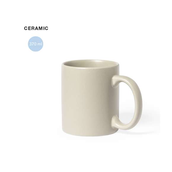 Taza de cerámica de 370ml de capacidad. De acabado mate y en color natural. Presentada en caja individual.