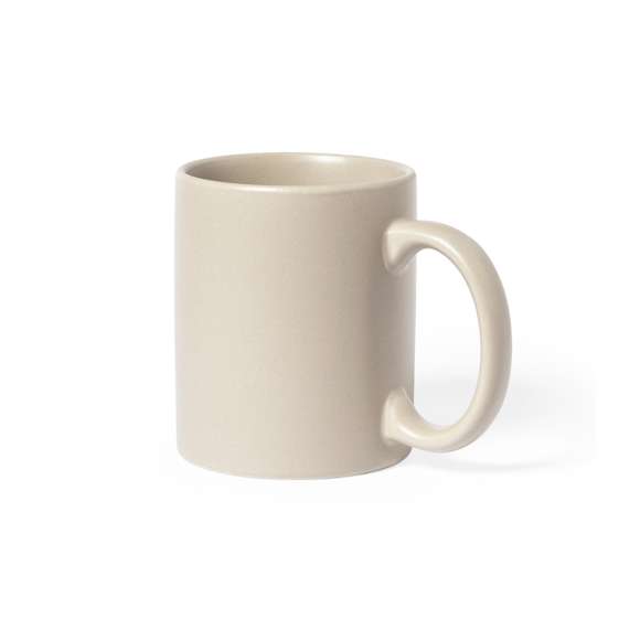 Taza de cerámica de 370ml de capacidad. De acabado mate y en color natural. Presentada en caja individual.