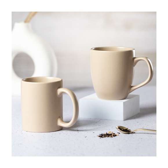 Taza de cerámica de 470ml de capacidad. De acabado mate y en color natural. Presentada en caja individual.