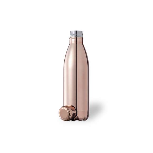 Bidón de 790 ml de capacidad, fabricado en acero inox y con recubrimiento exterior de cobre galvanizado. Tapón a rosca, libre de BPA. Presentado en caja individual negra de elegante diseño.