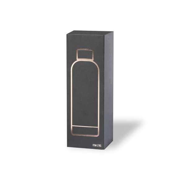 Bidón de 750 ml de capacidad, fabricado en acero inox y con recubrimiento exterior de cobre galvanizado. Tapón a rosca, libre de BPA. Presentado en caja individual negra de elegante diseño.