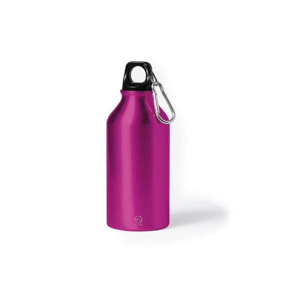 Bidón de 400 ml de capacidad. Fabricado en aluminio reciclado, con posibilidades de reciclaje casi infinitas, sin perder sus propiedades originales y consumiendo menos energía en este proceso. De acabado mate, con tapón a rosca en negro, anilla y mosquetón de transporte. Libre de BPA y presentado en caja individual de diseño kraft.Disponible manual de instrucciones en español e inglés.