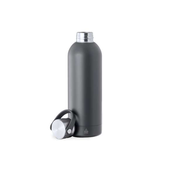 Bidón térmico de 500 ml de capacidad, fabricado en acero inox reciclado de doble pared, con tapón a rosca en mate y asa integrada a juego. Disponible en variada gama de colores satinados, libre de BPA y presentado en caja individual de diseño kraft.  El acero es uno de los materiales más demandados y que puede encontrarse casi en todas partes, desde productos de uso diario a grandes construcciones. Con innumerables propiedades, entre las que cabe destacar la durabilidad y su alto grado de reutilización, convirtiéndolo en una alternativa muy valorada en soluciones de sostenibilidad. Debidamente tratado, permite obtener nuevos recursos de infinita utilización.