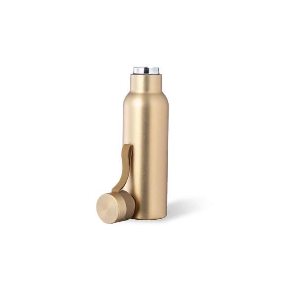 Bidón térmico de 530 ml de capacidad, fabricado en acero inox de doble pared. Con aislamiento de cobre al vacío, que permite mantener el calor y el frío durante más tiempo, llegando a las 12 y 48 horas respectivamente. Tapón a rosca con asa integrada a juego, libre de BPA. Disponible en variada gama de colores metalizados y presentado en caja individual de diseño kraft.