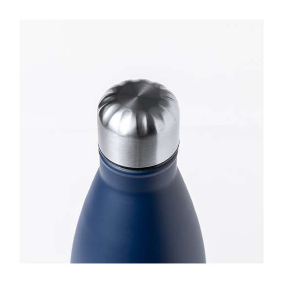 Bidón térmico de 750 ml de capacidad, fabricado en acero inox de doble pared. Con aislamiento de cobre al vacío, que permite mantener el calor y el frío durante más tiempo, llegando a las 12 y 48 horas respectivamente. Tapón a rosca, libre de BPA y con base a juego. Disponible en variada gama de colores metalizados y presentado en caja individual de diseño kraft.Disponible manual de instrucciones en español e inglés.