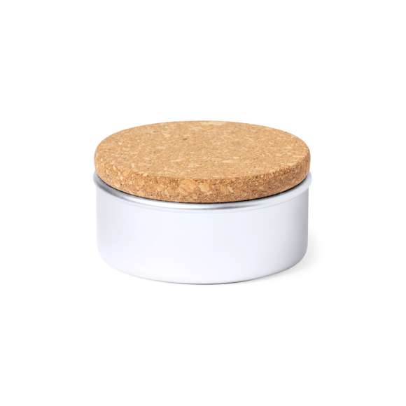 Vela aromática, con cera vegetal y vainilla. Tarrito fabricado en aluminio, con tapón en corcho natural. Presentada en caja individual de diseño kraft.