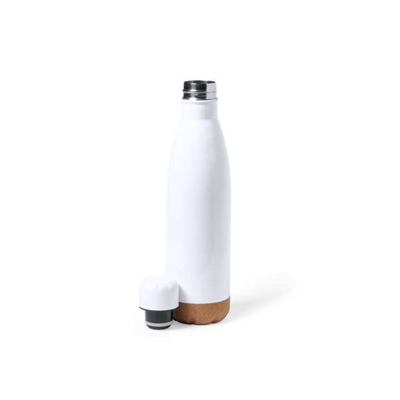 Bidón de 750 ml de capacidad, fabricado en acero inox y especialmente diseñado para marcaje en sublimación. De acabado blanco brillo, con tapón a rosca a juego y base en corcho natural. Libre de BPA y presentado en caja individual de diseño kraft. Disponible manual de instrucciones en español e inglés.