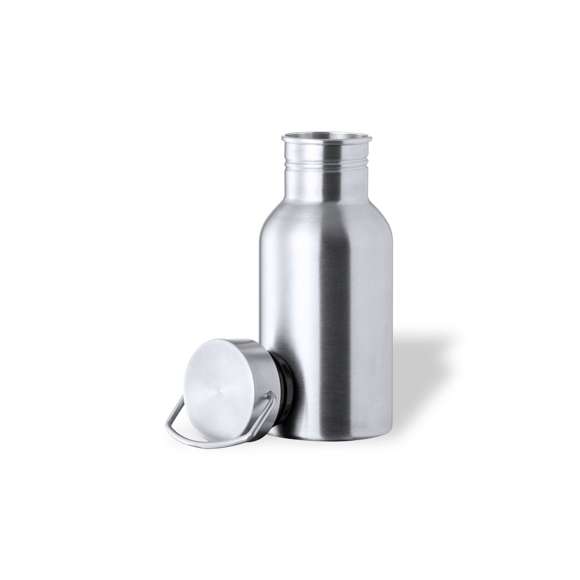 Bidón de 500 ml de capacidad, fabricado en acero inox de acabado brillo. Con original tapón a rosca en acero inox, a juego y con asa integrada. Libre de BPA y presentado en caja individual de diseño kraft.Disponible manual de instrucciones en español e inglés.