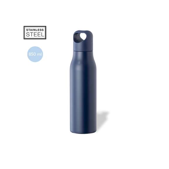 Bidón de 850 ml de capacidad, fabricado en acero inox. Tapón a rosca a juego, con asa de transporte integrada y libre de BPA. Disponible en variada gama de colores satinados y presentado en caja individual de diseño kraft.Disponible manual de instrucciones en español e inglés.