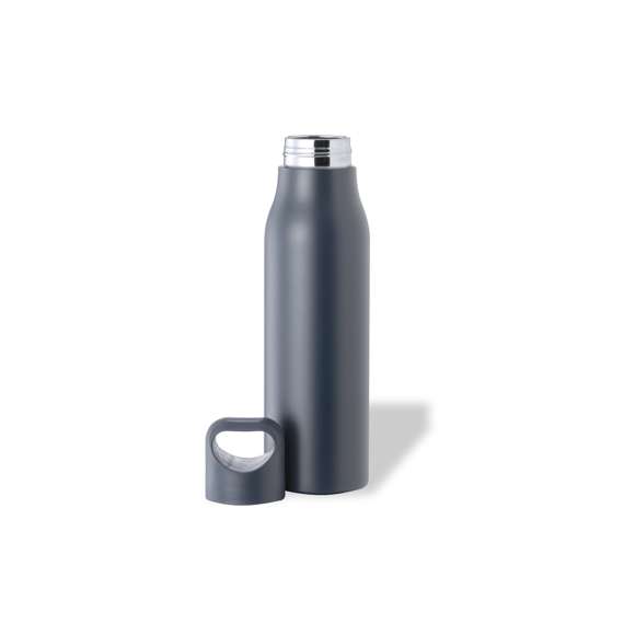 Bidón de 850 ml de capacidad, fabricado en acero inox. Tapón a rosca a juego, con asa de transporte integrada y libre de BPA. Disponible en variada gama de colores satinados y presentado en caja individual de diseño kraft.Disponible manual de instrucciones en español e inglés.
