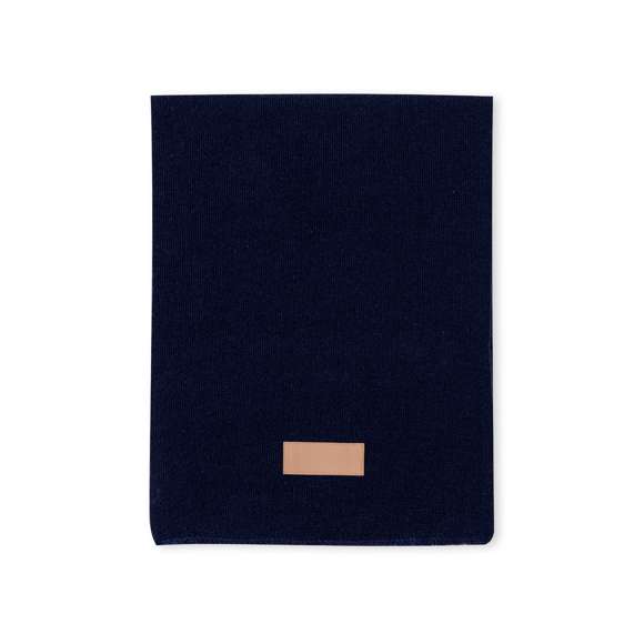 Bufanda unisex fabricada en material acrílico elástico. Con parche en polipiel cosido para marcaje y disponible en variada gama de colores.