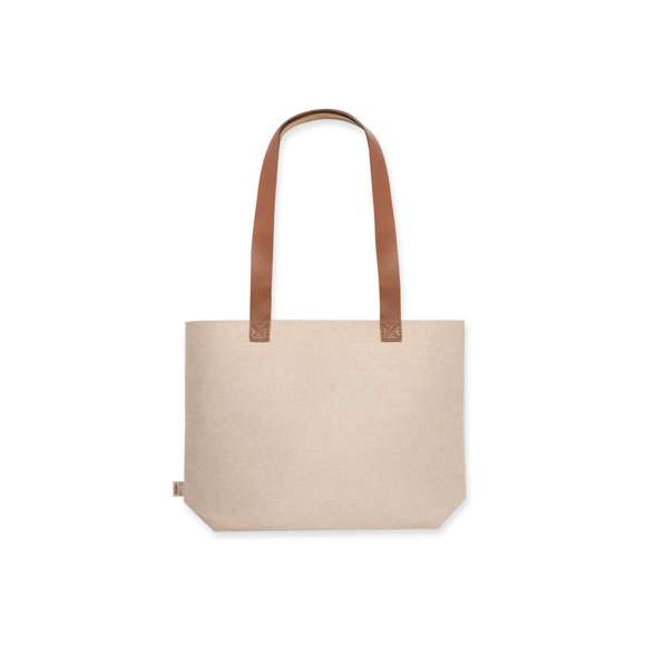 Bolsa de línea nature fabricada en fieltro RPET, con asas largas reforzadas (70 x 3 cm) en polipiel de tono marrón. De acabado cosido y con fuelle en base, con cuerpo disponible en color gris y natural. Etiqueta exterior con distintivo RPET. Resistencia hasta 6 kg de peso.El fieltro RPET es fruto de la combinación del proceso de reciclaje de materiales plásticos junto con la técnica milenaria de fabricación del fieltro, dando como resultado un material de eco-tendencia que, además de ser de origen reciclado, también se convierte en reciclable.