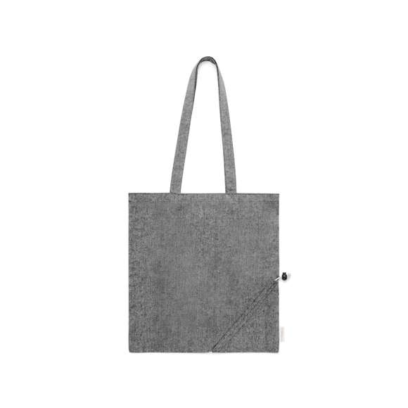Bolsa plegable de línea nature, fabricada en algodón reciclado de 120g/m2. De acabado cosido y con asas largas reforzadas (70 x 2,5cm). Plegado de pequeño tamaño mediante cordón con accesorio de ajuste. Disponible en variada gama de colores, con distintivo algodón reciclado en etiqueta exterior. Resistencia hasta 6 kg de peso.  Certificación GRS (Global Recycled Standard / Estándar de Reciclaje Global), que garantiza el origen reciclado del material usado para fabricar el producto