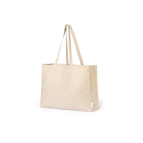 Bolsa de línea nature, fabricada en algodón reciclado de alto gramaje (240g/m2). De acabado cosido y con asas largas reforzadas (70 x 2,5 cm). Con fuelle y disponible en colores natural y negro, con distintivo algodón reciclado en etiqueta exterior. Resistencia hasta 10 kg de peso.Certificación GRS (Global Recycled Standard / Estándar de Reciclaje Global), que garantiza el origen reciclado del material usado para fabricar el producto