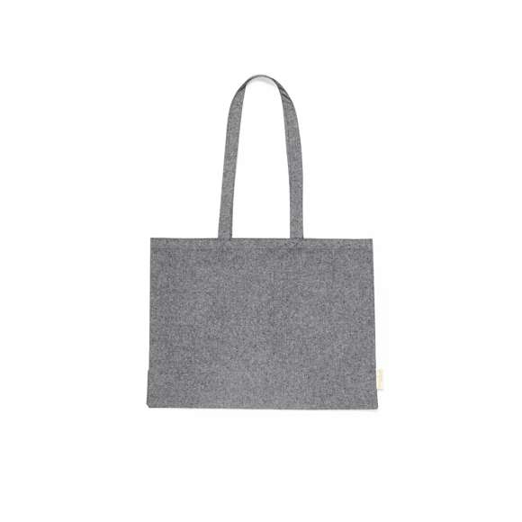 Bolsa de línea nature, fabricada en algodón reciclado de alto gramaje (240g/m2). De acabado cosido y con asas largas reforzadas (70 x 2,5 cm). Con fuelle y disponible en colores natural y negro, con distintivo algodón reciclado en etiqueta exterior. Resistencia hasta 10 kg de peso.Certificación GRS (Global Recycled Standard / Estándar de Reciclaje Global), que garantiza el origen reciclado del material usado para fabricar el producto