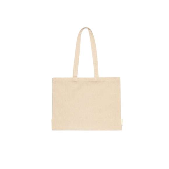 Bolsa de línea nature, fabricada en algodón reciclado de alto gramaje (240g/m2). De acabado cosido y con asas largas reforzadas (70 x 2,5 cm). Con fuelle y disponible en colores natural y negro, con distintivo algodón reciclado en etiqueta exterior. Resistencia hasta 10 kg de peso.Certificación GRS (Global Recycled Standard / Estándar de Reciclaje Global), que garantiza el origen reciclado del material usado para fabricar el producto