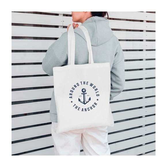 Bolsa fabricada en algodón 100% de 240g/m2. De acabado cosido y asas largas reforzadas (70 x 2,5 cm). Disponible en variada gama de colores. Resistencia hasta 10 kg de peso.