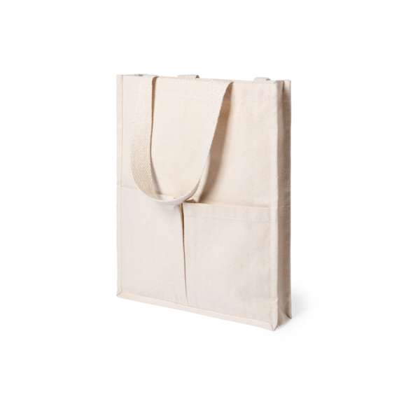 Bolsa fabricada en algodón 100%, de acabado natural y en gramaje extra de 310g/m2. Con dos bolsillos exteriores, de acabado cosido y con fuelle. Asas medianas extra anchas y reforzadas (58 x 3,5 cm). Resistencia hasta 10 kg de peso.