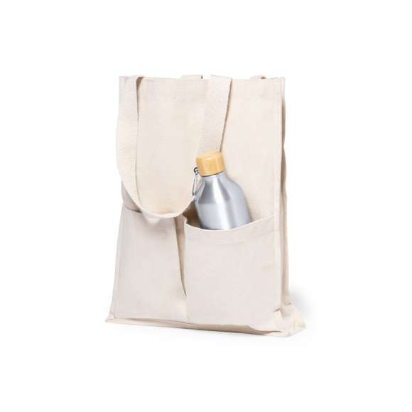 Bolsa fabricada en algodón 100%, de acabado natural y en gramaje extra de 310g/m2. Con dos bolsillos exteriores, de acabado cosido y con fuelle. Asas medianas extra anchas y reforzadas (58 x 3,5 cm). Resistencia hasta 10 kg de peso.