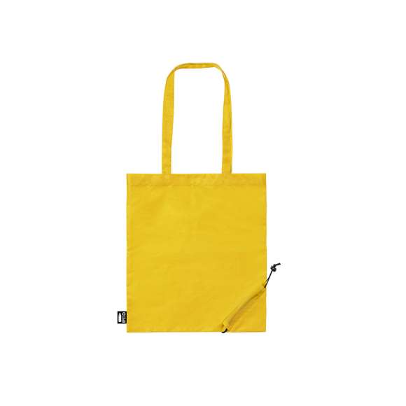 Bolsa plegable de línea nature fabricada en 190T RPET. De acabado cosido y con asas largas reforzadas (70 x 2,5cm). Plegado de pequeño tamaño mediante cordón con accesorio de ajuste. Disponible en variada gama de colores, con distintivo RPET en etiqueta exterior. Resistencia hasta 8 kg de peso.  El material RPET se elabora a partir de plástico reciclado, para así fomentar la reutilización de residuos plásticos y ayudar a la sostenibilidad del planeta.
