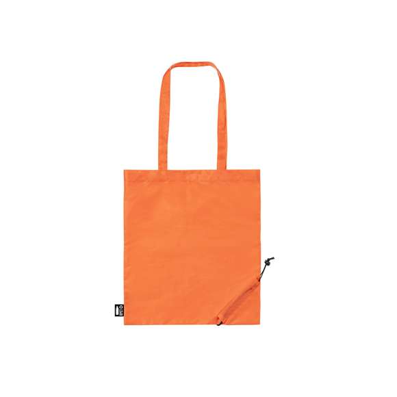 Bolsa plegable de línea nature fabricada en 190T RPET. De acabado cosido y con asas largas reforzadas (70 x 2,5cm). Plegado de pequeño tamaño mediante cordón con accesorio de ajuste. Disponible en variada gama de colores, con distintivo RPET en etiqueta exterior. Resistencia hasta 8 kg de peso.  El material RPET se elabora a partir de plástico reciclado, para así fomentar la reutilización de residuos plásticos y ayudar a la sostenibilidad del planeta.
