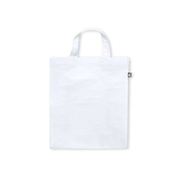 Bolsa de línea nature fabricada RPET laminado de 110g/m2. De acabado cosido, con fuelle y asas cortas reforzadas (35 x 2,5cm). Disponible en variada gama de colores, con distintivo RPET en etiqueta exterior. Resistencia hasta 5 kg de peso.El material RPET se elabora a partir de plástico reciclado, para así fomentar la reutilización de residuos plásticos y ayudar a la sostenibilidad del planeta.