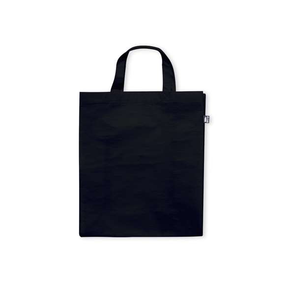 Bolsa de línea nature fabricada RPET laminado de 110g/m2. De acabado cosido, con fuelle y asas cortas reforzadas (35 x 2,5cm). Disponible en variada gama de colores, con distintivo RPET en etiqueta exterior. Resistencia hasta 5 kg de peso.El material RPET se elabora a partir de plástico reciclado, para así fomentar la reutilización de residuos plásticos y ayudar a la sostenibilidad del planeta.