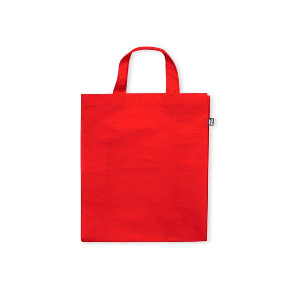 Bolsa de línea nature fabricada RPET laminado de 110g/m2. De acabado cosido, con fuelle y asas cortas reforzadas (35 x 2,5cm). Disponible en variada gama de colores, con distintivo RPET en etiqueta exterior. Resistencia hasta 5 kg de peso.El material RPET se elabora a partir de plástico reciclado, para así fomentar la reutilización de residuos plásticos y ayudar a la sostenibilidad del planeta.