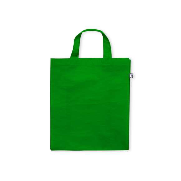 Bolsa de línea nature fabricada RPET laminado de 110g/m2. De acabado cosido, con fuelle y asas cortas reforzadas (35 x 2,5cm). Disponible en variada gama de colores, con distintivo RPET en etiqueta exterior. Resistencia hasta 5 kg de peso.El material RPET se elabora a partir de plástico reciclado, para así fomentar la reutilización de residuos plásticos y ayudar a la sostenibilidad del planeta.