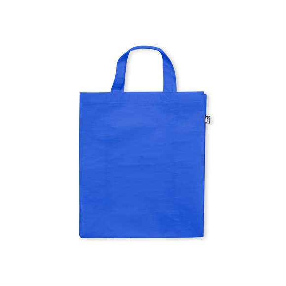 Bolsa de línea nature fabricada RPET laminado de 110g/m2. De acabado cosido, con fuelle y asas cortas reforzadas (35 x 2,5cm). Disponible en variada gama de colores, con distintivo RPET en etiqueta exterior. Resistencia hasta 5 kg de peso.El material RPET se elabora a partir de plástico reciclado, para así fomentar la reutilización de residuos plásticos y ayudar a la sostenibilidad del planeta.