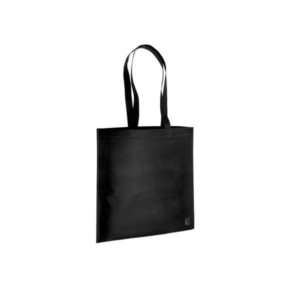 Bolsa de línea nature fabricada non-woven RPET de 70g/m2. De acabado termosellado y asas largas reforzadas (68 x 2,5cm). Disponible en variada gama de colores, con distintivo RPET en esquina inferior derecha. Resistencia hasta 5 kg de peso.El material RPET se elabora a partir de plástico reciclado, para así fomentar la reutilización de residuos plásticos y ayudar a la sostenibilidad del planeta.