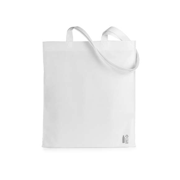 Bolsa de línea nature fabricada non-woven RPET de 70g/m2. De acabado termosellado y asas largas reforzadas (68 x 2,5cm). Disponible en variada gama de colores, con distintivo RPET en esquina inferior derecha. Resistencia hasta 5 kg de peso.El material RPET se elabora a partir de plástico reciclado, para así fomentar la reutilización de residuos plásticos y ayudar a la sostenibilidad del planeta.