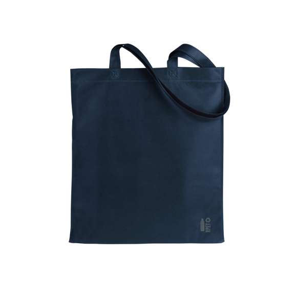 Bolsa de línea nature fabricada non-woven RPET de 70g/m2. De acabado termosellado y asas largas reforzadas (68 x 2,5cm). Disponible en variada gama de colores, con distintivo RPET en esquina inferior derecha. Resistencia hasta 5 kg de peso.El material RPET se elabora a partir de plástico reciclado, para así fomentar la reutilización de residuos plásticos y ayudar a la sostenibilidad del planeta.