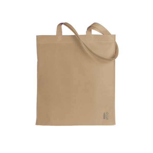 Bolsa de línea nature fabricada non-woven RPET de 70g/m2. De acabado termosellado y asas largas reforzadas (68 x 2,5cm). Disponible en variada gama de colores, con distintivo RPET en esquina inferior derecha. Resistencia hasta 5 kg de peso.El material RPET se elabora a partir de plástico reciclado, para así fomentar la reutilización de residuos plásticos y ayudar a la sostenibilidad del planeta.