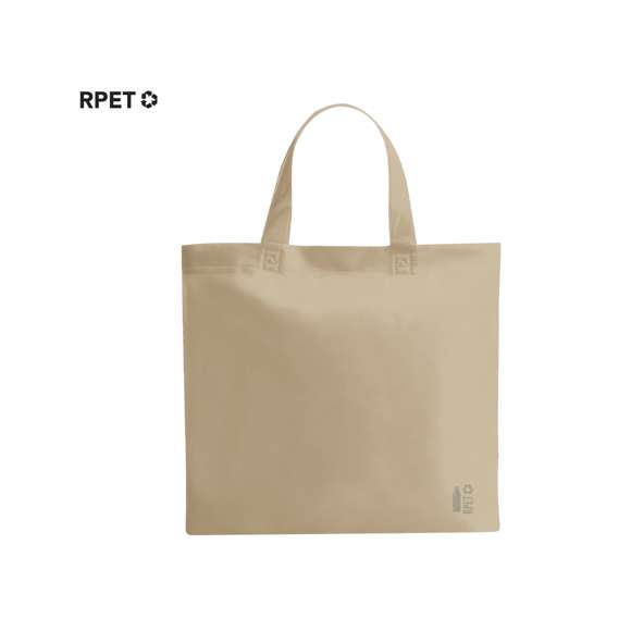 Bolsa de línea nature fabricada non-woven RPET de 70g/m2. De acabado termosellado y con asas cortas reforzadas (36 x 3 cm). Disponible en variada gama de colores, con distintivo RPET en esquina inferior derecha. Resistencia hasta 6 kg de peso.El material RPET se elabora a partir de plástico reciclado, para así fomentar la reutilización de residuos plásticos y ayudar a la sostenibilidad del planeta.