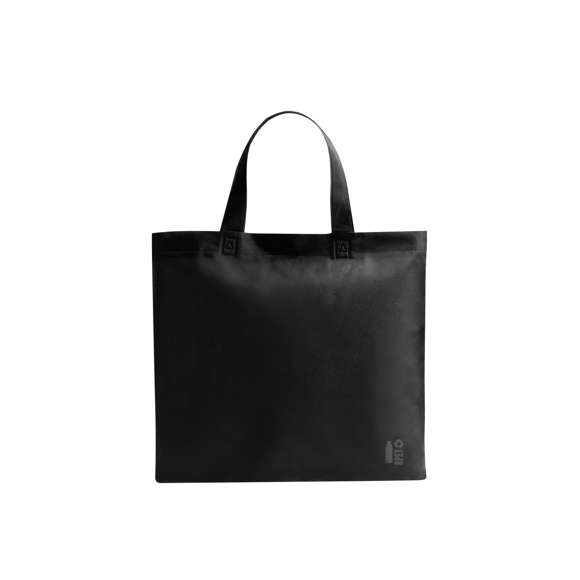 Bolsa de línea nature fabricada non-woven RPET de 70g/m2. De acabado termosellado y con asas cortas reforzadas (36 x 3 cm). Disponible en variada gama de colores, con distintivo RPET en esquina inferior derecha. Resistencia hasta 6 kg de peso.El material RPET se elabora a partir de plástico reciclado, para así fomentar la reutilización de residuos plásticos y ayudar a la sostenibilidad del planeta.