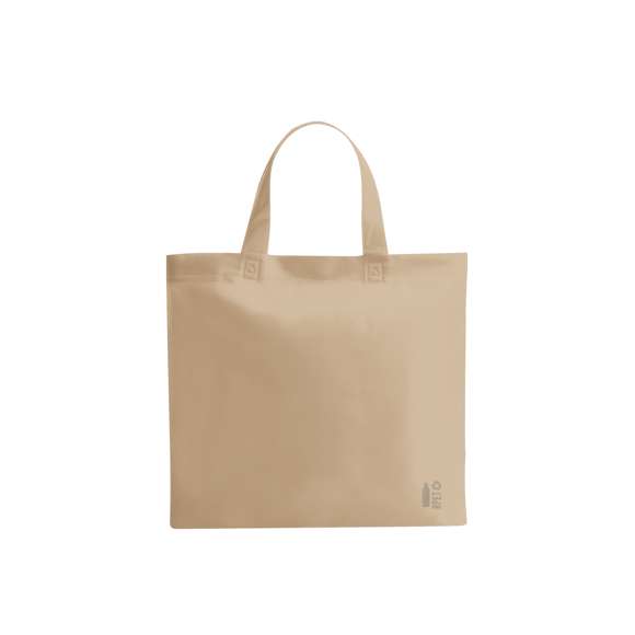 Bolsa de línea nature fabricada non-woven RPET de 70g/m2. De acabado termosellado y con asas cortas reforzadas (36 x 3 cm). Disponible en variada gama de colores, con distintivo RPET en esquina inferior derecha. Resistencia hasta 6 kg de peso.El material RPET se elabora a partir de plástico reciclado, para así fomentar la reutilización de residuos plásticos y ayudar a la sostenibilidad del planeta.