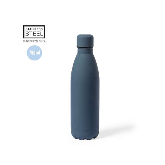 Bidón de 790 ml de capacidad, fabricado en acero inox y acabado con tacto goma, especialmente diseñado para marcaje en láser. Con tapón a rosca a juego, libre de BPA y disponible en variada gama de colores mate. Presentado en caja individual de diseño kraft.Disponible manual de instrucciones en español e inglés.