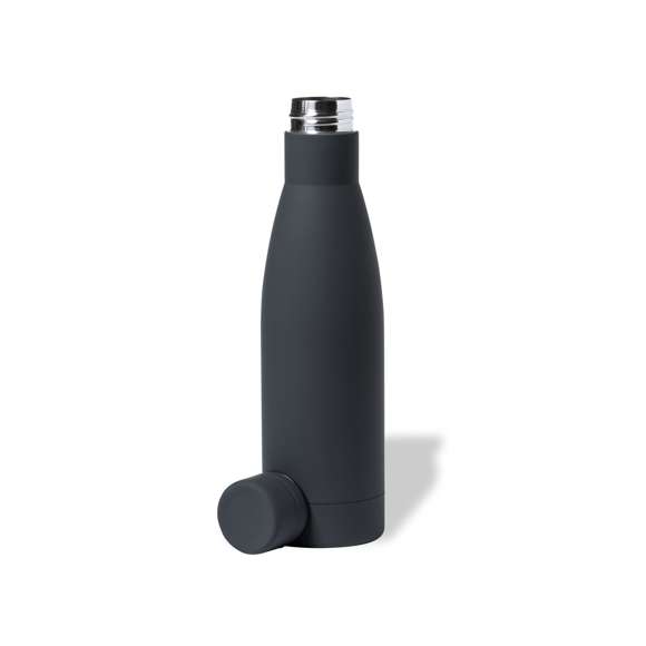 Bidón de 750 ml de capacidad, fabricado en acero inox y acabado con tacto goma, especialmente diseñado para marcaje en láser. Con tapón a rosca a juego, libre de BPA y disponible en variada gama de colores mate. Presentado en caja individual de diseño kraft. Disponible manual de instrucciones en español e inglés.