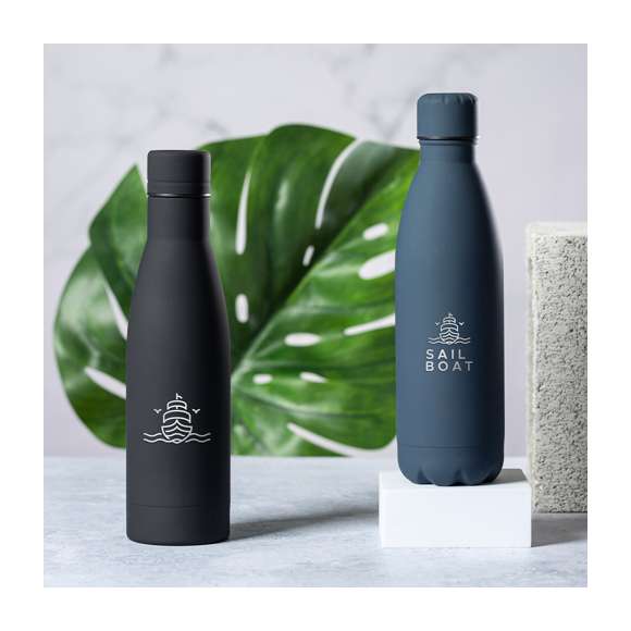 Bidón de 750 ml de capacidad, fabricado en acero inox y acabado con tacto goma, especialmente diseñado para marcaje en láser. Con tapón a rosca a juego, libre de BPA y disponible en variada gama de colores mate. Presentado en caja individual de diseño kraft. Disponible manual de instrucciones en español e inglés.