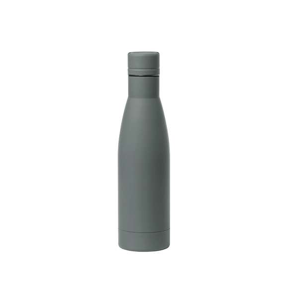 Bidón de 750 ml de capacidad, fabricado en acero inox y acabado con tacto goma, especialmente diseñado para marcaje en láser. Con tapón a rosca a juego, libre de BPA y disponible en variada gama de colores mate. Presentado en caja individual de diseño kraft. Disponible manual de instrucciones en español e inglés.