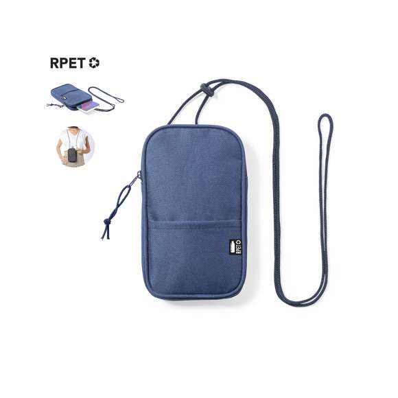 Clásico portamóvil de línea nature, fabricado en resistente poliéster 600D RPET. Compartimento principal con cierre de cremallera invisible a juego y tirador de cordón. Con cinta bandolera a juego, bolsillo exterior, e interior forrado. Disponible en variada gama de colores, con etiqueta RPET en bolsillo exterior. El material RPET se elabora a partir de plástico reciclado, para así fomentar la reutilización de residuos plásticos y ayudar a la sostenibilidad del planeta.