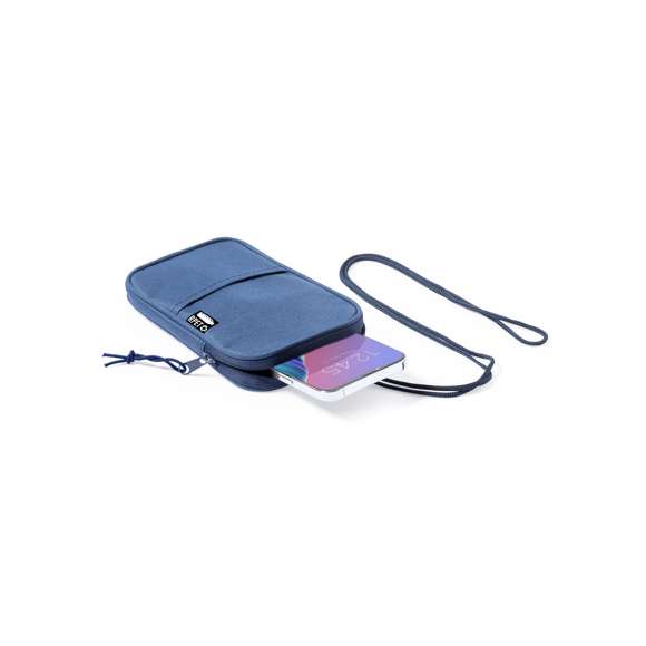 Clásico portamóvil de línea nature, fabricado en resistente poliéster 600D RPET. Compartimento principal con cierre de cremallera invisible a juego y tirador de cordón. Con cinta bandolera a juego, bolsillo exterior, e interior forrado. Disponible en variada gama de colores, con etiqueta RPET en bolsillo exterior. El material RPET se elabora a partir de plástico reciclado, para así fomentar la reutilización de residuos plásticos y ayudar a la sostenibilidad del planeta.