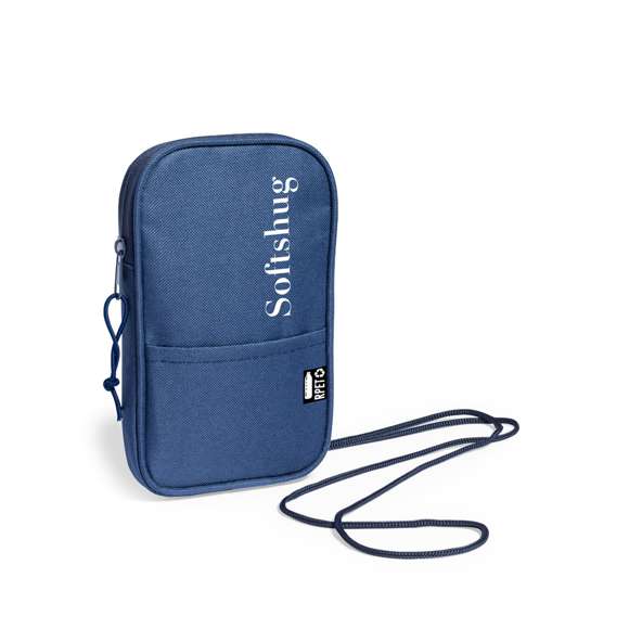 Clásico portamóvil de línea nature, fabricado en resistente poliéster 600D RPET. Compartimento principal con cierre de cremallera invisible a juego y tirador de cordón. Con cinta bandolera a juego, bolsillo exterior, e interior forrado. Disponible en variada gama de colores, con etiqueta RPET en bolsillo exterior. El material RPET se elabora a partir de plástico reciclado, para así fomentar la reutilización de residuos plásticos y ayudar a la sostenibilidad del planeta.