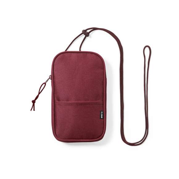 Clásico portamóvil de línea nature, fabricado en resistente poliéster 600D RPET. Compartimento principal con cierre de cremallera invisible a juego y tirador de cordón. Con cinta bandolera a juego, bolsillo exterior, e interior forrado. Disponible en variada gama de colores, con etiqueta RPET en bolsillo exterior. El material RPET se elabora a partir de plástico reciclado, para así fomentar la reutilización de residuos plásticos y ayudar a la sostenibilidad del planeta.